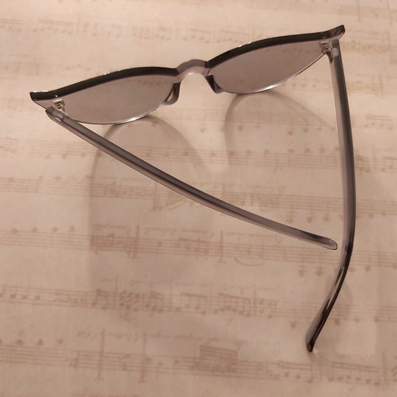 Cateye retro sunglass with complementary case - Picture 3 of 5